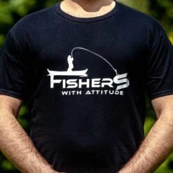 TEE SHIRT MANCHES COURTES HOMME FISHXPLORER FISHER WITH ATTITUDE - NOIR -Magasin D'articles De Pêche tee shirt manches courtes homme fishxplorer fisher with attitude noir z 2448 244888 3